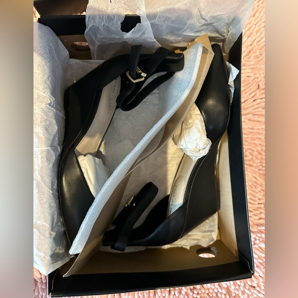 KENNETH COLE Black wedge heal strapped leather dress shoe - Picture 5 of 10